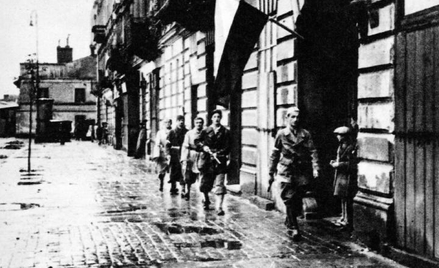 Trzeci dzień Powstania, patrol rozpoznania w Śródmieściu. Jako pierwszy – porucznik Stanisław Jankow