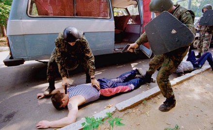 Rosyjska policja zatrzymuje w Moskwie członków czeczeńskiej mafii, 2000 r.
