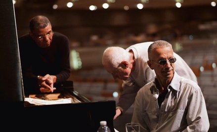 Keith Jarrett (z przodu), za nim Gary Peacock i Jack DeJohnette