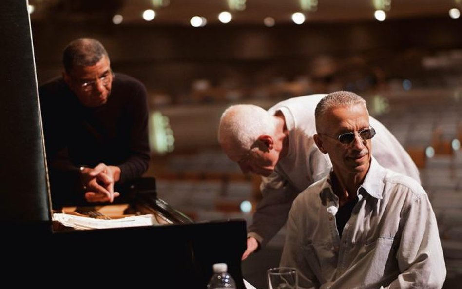 Keith Jarrett (z przodu), za nim Gary Peacock i Jack DeJohnette