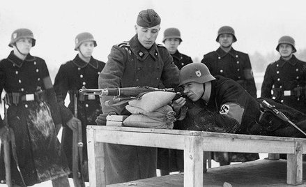 Nowi żołnierze jednostki SS-Totenkopf podczas szkolenia. Nabyte w ten sposób umiejętności zostały uż