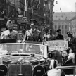 Przejazd Adolfa Hitlera (z prawej) i Benito Mussoliniego udekorowanymi ulicami Monachium, 1940 rok