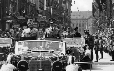 Przejazd Adolfa Hitlera (z prawej) i Benito Mussoliniego udekorowanymi ulicami Monachium, 1940 rok