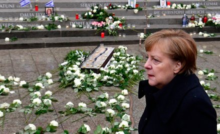 Rocznica zamachu w Berlinie: Spóźniona reakcja Merkel