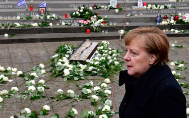 Rocznica zamachu w Berlinie: Spóźniona reakcja Merkel