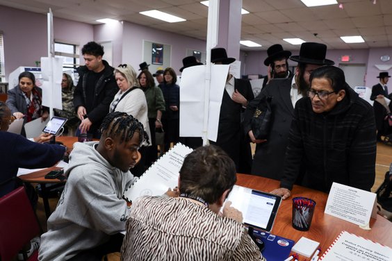 Ortodoksyjni Żydzi głosują w lokalu wyborczym na Brooklynie w Nowym Jorku