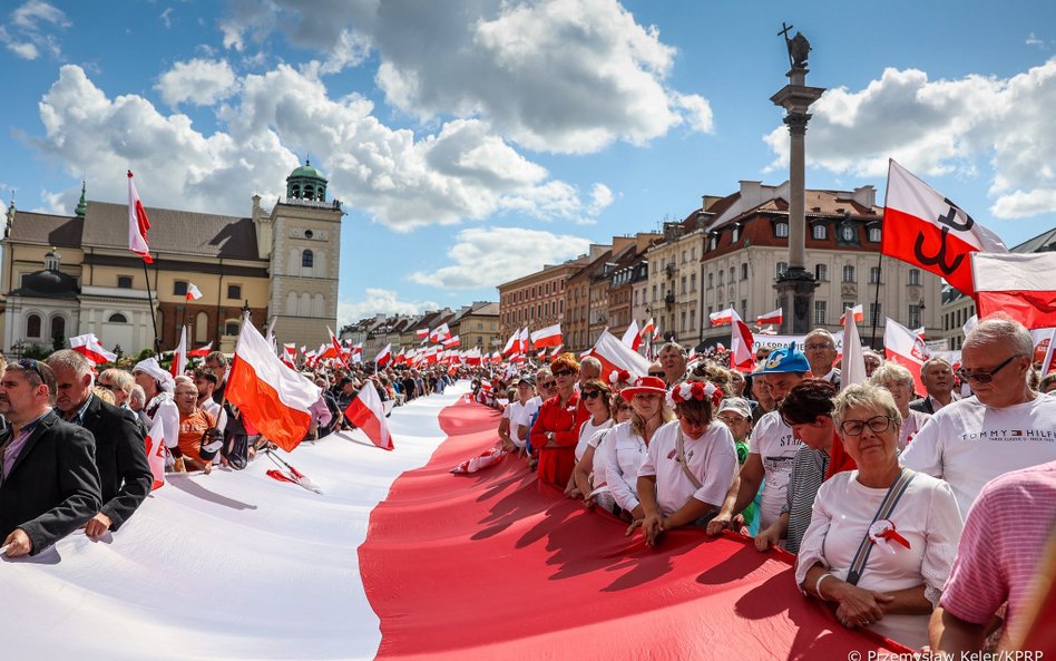 Rozciągnięto m.in. biało-czerwoną flagę