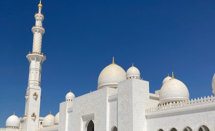 Wielki Meczet Szejka Zayeda to jedna z największych atrakcji turystycznych Abu Dhabi.