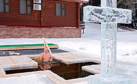 Władimir Putin trzykrotnie zanurzył się w lodowatej wodzie i trzykrotnie zrobił znak krzyża. Upamięt