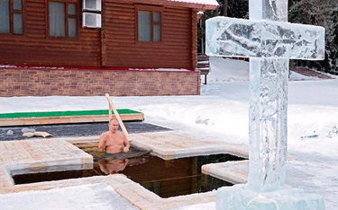 Władimir Putin trzykrotnie zanurzył się w lodowatej wodzie i trzykrotnie zrobił znak krzyża. Upamięt