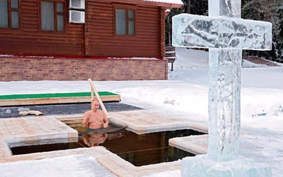 Władimir Putin trzykrotnie zanurzył się w lodowatej wodzie i trzykrotnie zrobił znak krzyża. Upamięt