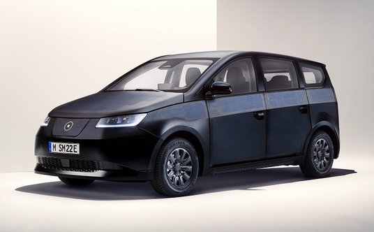 Sion Sono, samochód z karoserią pokrytą panelami słonecznymi