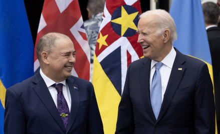 Prezydent USA Joe Biden (z prawej) i premier Wysp Cooka Mark Brown