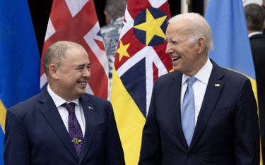 Prezydent USA Joe Biden (z prawej) i premier Wysp Cooka Mark Brown