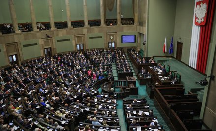 Nowy sondaż pokazuje, że w Sejmie po wyborach znaleźliby się przedstawiciele pięciu partii