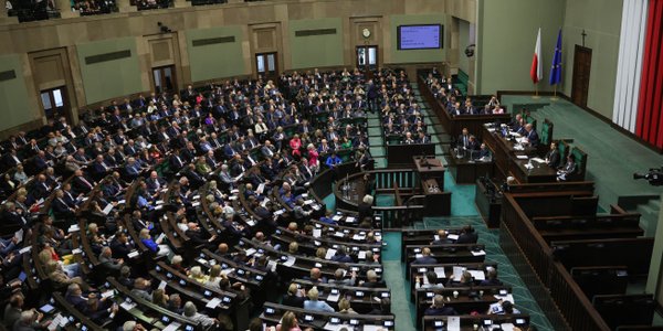 Nowy sondaż partyjny: Najbardziej zyskują Razem i Konfederac