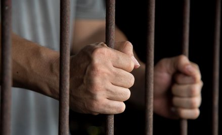 Francja: Wyposażą wszystkie więzienne cele w telefony