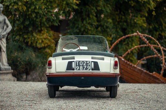 To jeden z zaledwie dwóch zbudowanych egzemplarzy tego samochodu. Ten należał do Gianniego Agnellego