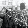 Lenin przemawiający do tłumu na placu Czerwonym. Moskwa, rewolucja październikowa 1917 r.
