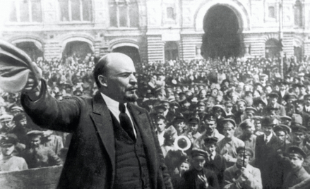 Lenin przemawiający do tłumu na placu Czerwonym. Moskwa, rewolucja październikowa 1917 r.
