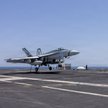 Start myśliwca F/A-18E Super Hornet z pokładu amerykańskiego lotniskowca