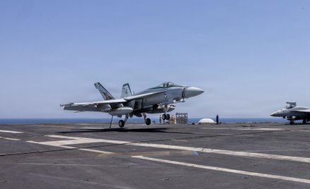 Start myśliwca F/A-18E Super Hornet z pokładu amerykańskiego lotniskowca