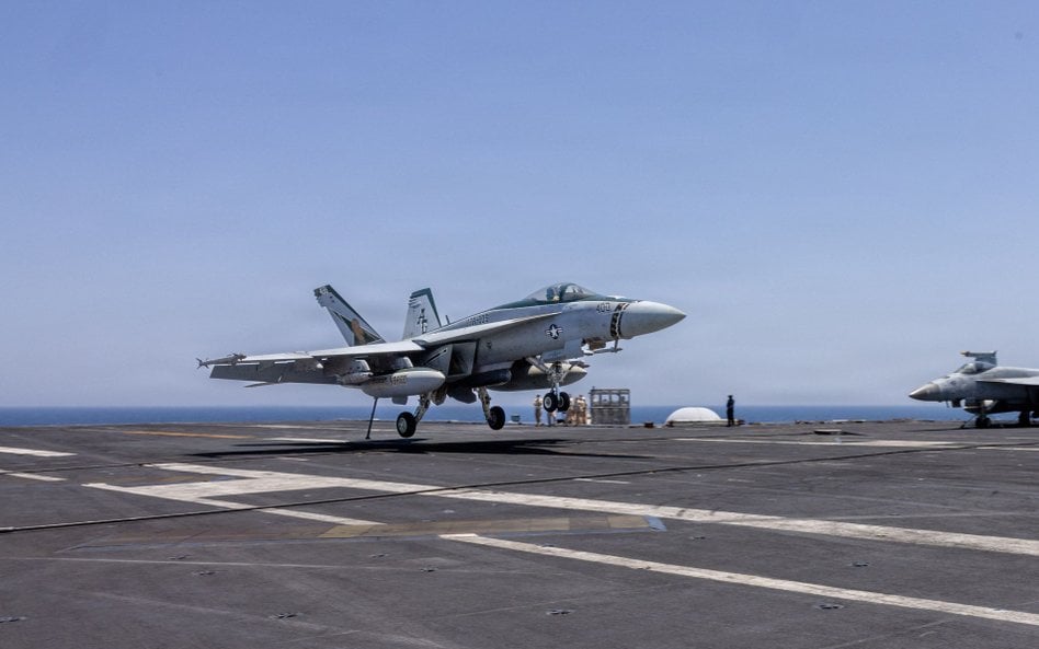 Start myśliwca F/A-18E Super Hornet z pokładu amerykańskiego lotniskowca