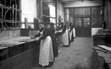 Jedno z atelier fabryki Lumi?re, 1895