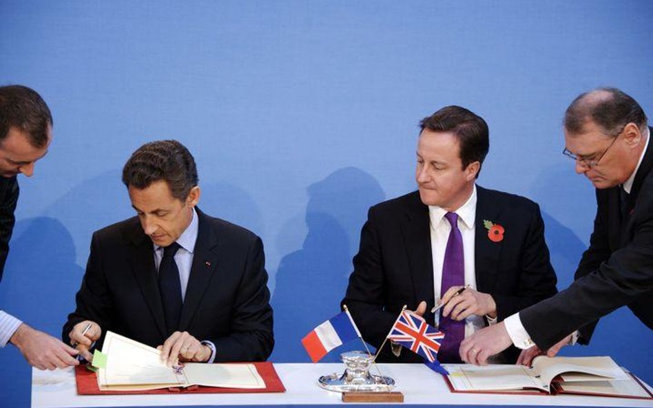 Nicolas Sarkozy (z lewej) i David Cameron podpisali traktaty o współpracy w dziedzinie obronności