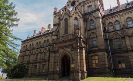 Neogotycki obiekt w Mokrzeszowie od lat nie może znaleźć nabywcy.