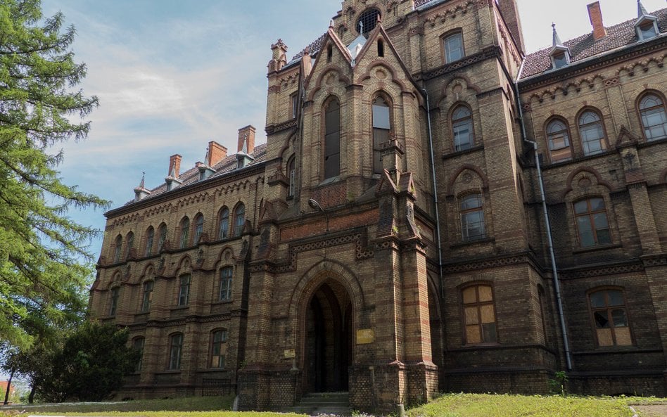 Neogotycki obiekt w Mokrzeszowie od lat nie może znaleźć nabywcy.