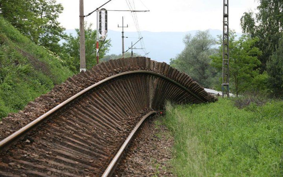 Nowy Sącz, Małopolska. Tory przed zrujnowanym przez powódź mostem na Popradzie