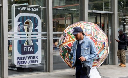 Tablica informacyjna Mistrzostw Świata FIFA w The Shops at Columbus Circle w Nowym Jorku, USA