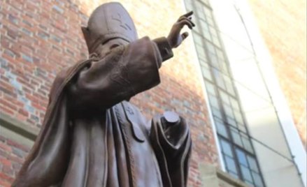 Zniszczony pomnik Jana Pawła II w Drohobyczu