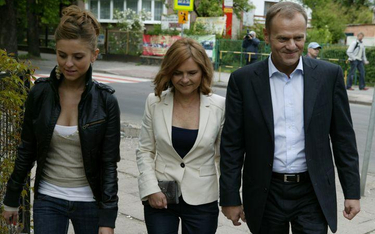 Donald Tusk z rodziną w drodze na referendum w sprawie odwołania Jacka Karnowskiego