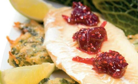 Halibut zapiekany z pestkami dyni w kompozycji marmolady cebulowo-malinowej
