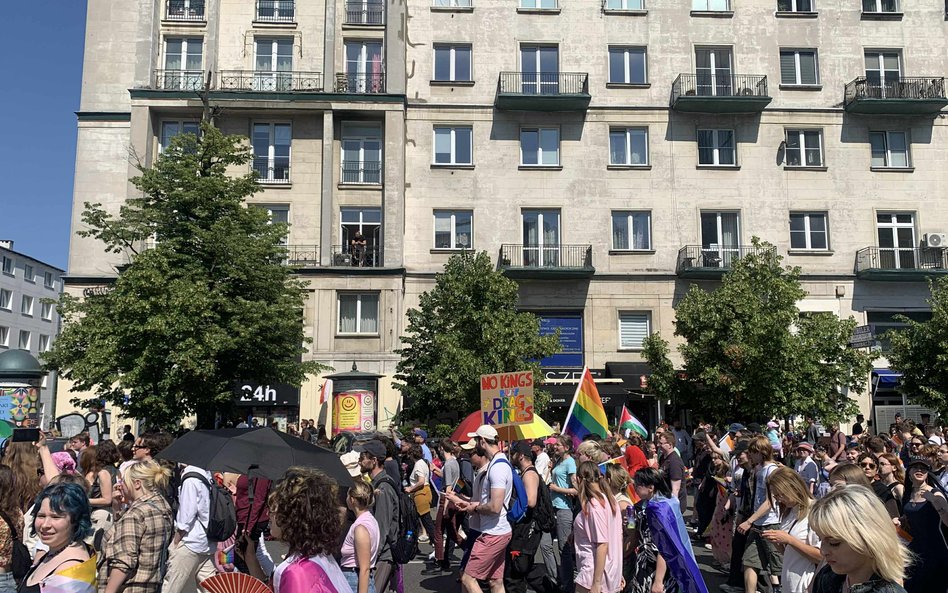 Tłum uczestników Parady Równości maszeruje wzdłuż ulicy Marszałkowskiej