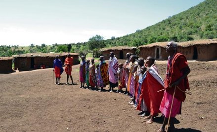 Wioska Masajów opodal Masai Mara. Wódz (uważa się za chrześcijanina) i jego żony z dziećmi