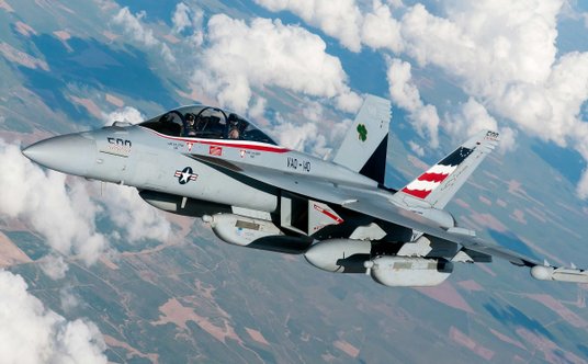 EA-18G z zestawem zasobników walki elektronicznej systemu AN/ALQ-99.