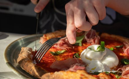 Śledztwo chińskiego urzędu nadzoru rynku wykazało, że w systemie dostaw funkcjonowały setki fikcyjny