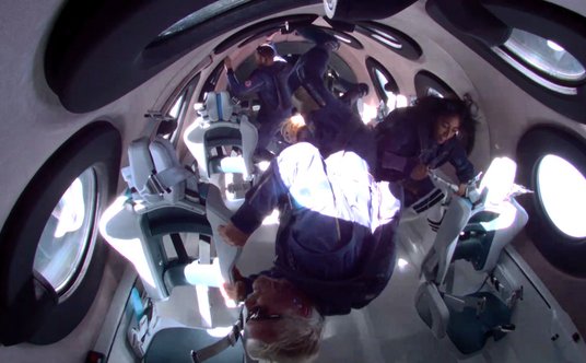 Wnętrze statku Unity z pasażerami na pokładzie podczas lotu testowego