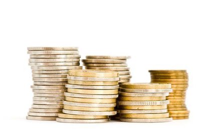 W piątkowym raporcie Erste Banku znajdziemy prognozę zakładającą stały spadek kursu euro do złotego