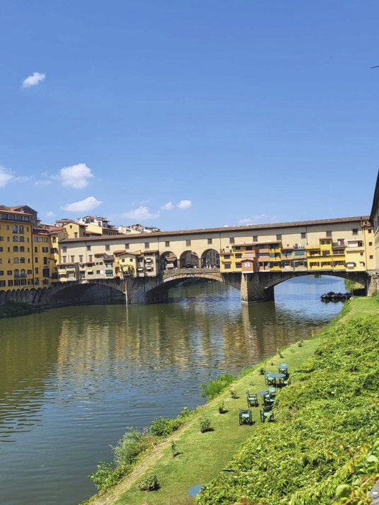 Ponte Vecchio (zwany też mostem Złotników) to najstarszy florencki most zabudowany m.in. sklepami ju