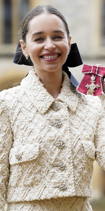 Emilia Clarke została w tym roku odznaczona Orderem Imprerium Brytyjskiego.