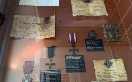 Pojawiły się też odznaczenia, ordery czy legitymacje żołnierskie