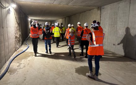 Ponieważ jest to teren budowy, każdy musiał założyć kamizelkę i kask