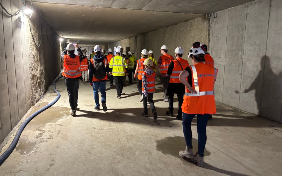 Ponieważ jest to teren budowy, każdy musiał założyć kamizelkę i kask