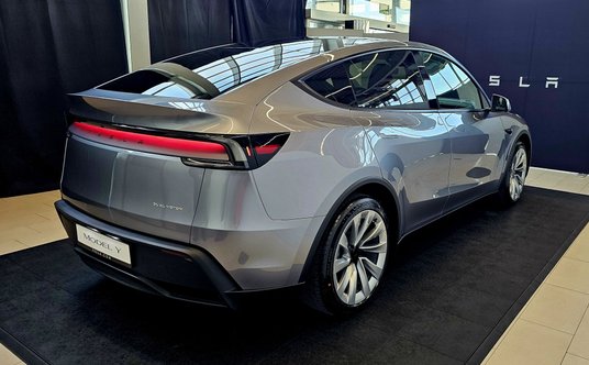 Z tyłu Model Y ma zupełnie nową kompozycję świateł