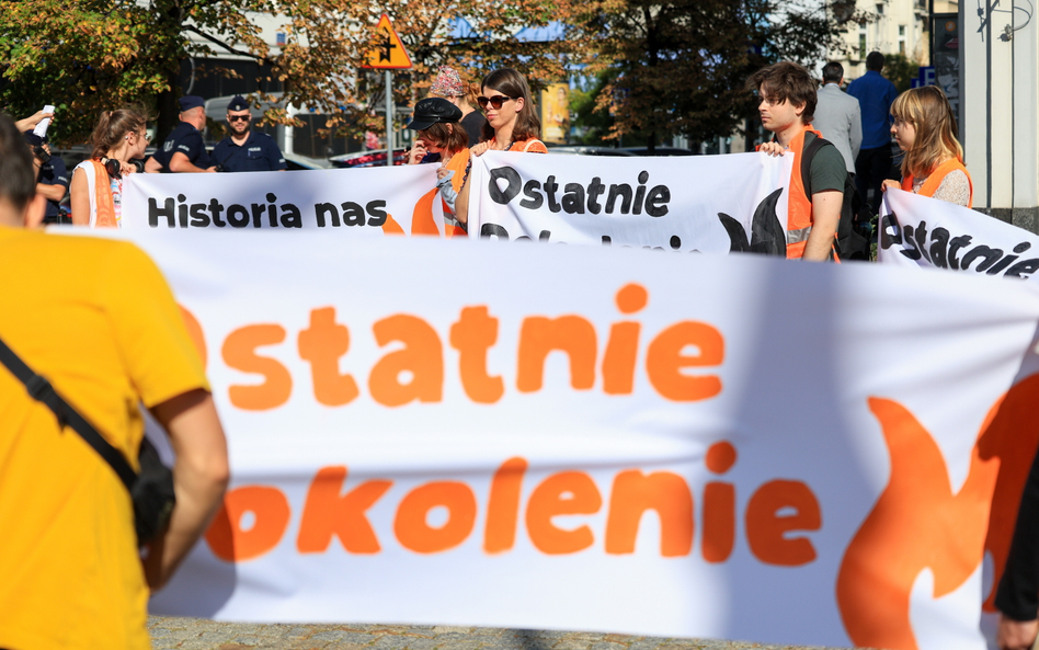 Przedstawicieli ruchu "Ostatnie Pokolenie" podczas demonstracji przed Sądem Rejonowym dla m. st. War