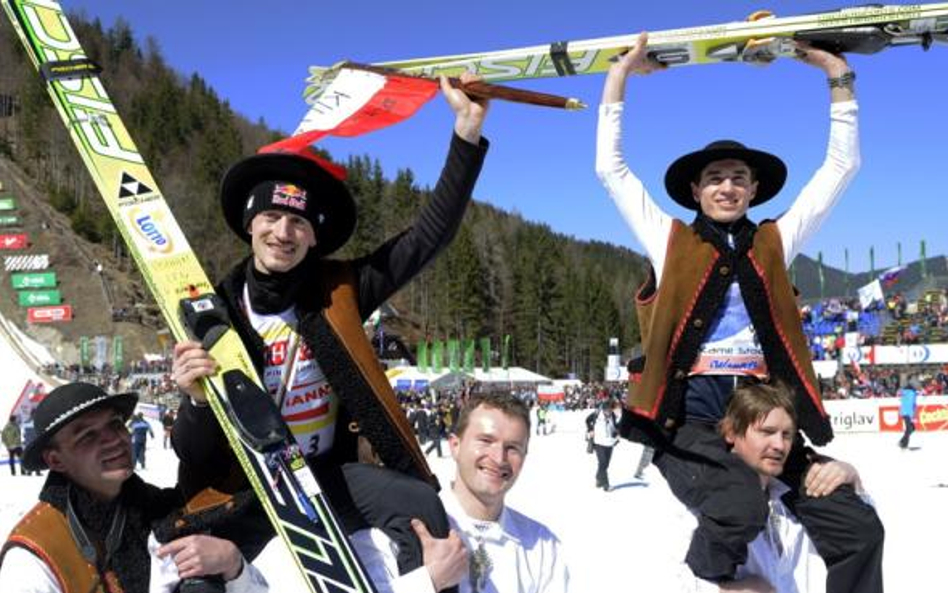 Kamil Stoch (z prawej) już wygrał konkurs w Planicy, w roku 2011. Adam Małysz (z lewej) kończył wted